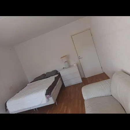 Two Near Airport Area Huoneisto